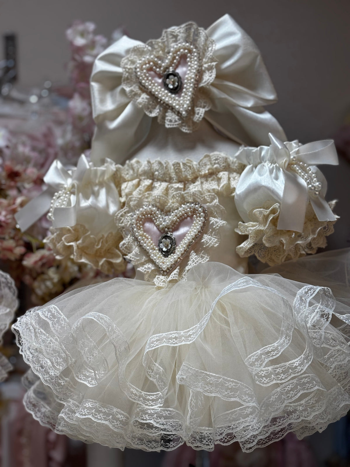 Cream silk fabric two pieces outfıt and bonnet 7 pcs wholasale