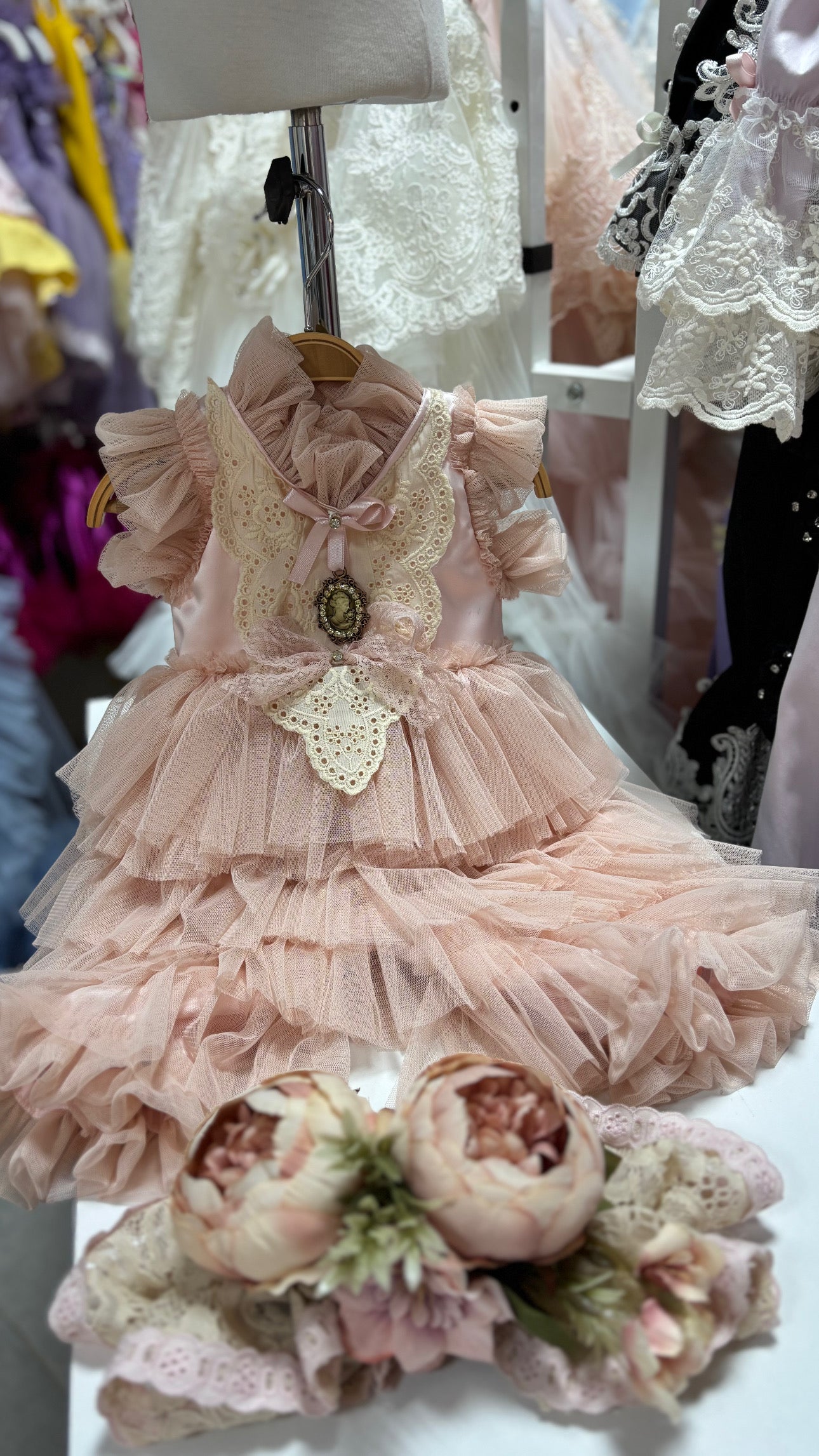 Light pink coton tulle fabric baby jumpsuit and bonnet flowers details