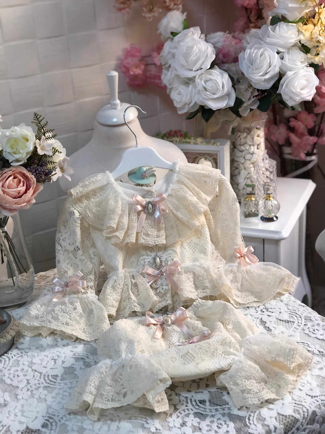 Lace fabric vintage baby and girl blouse shorts and bonnet 3 pcs outfit