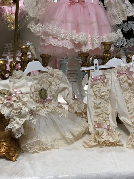 Cream coton fabric two pieces baby and girl outfit and bonnet
