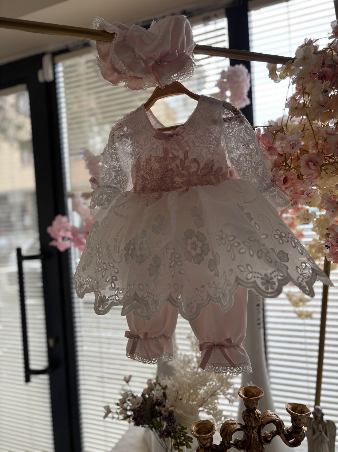 Baby jumpsuit and bonnet