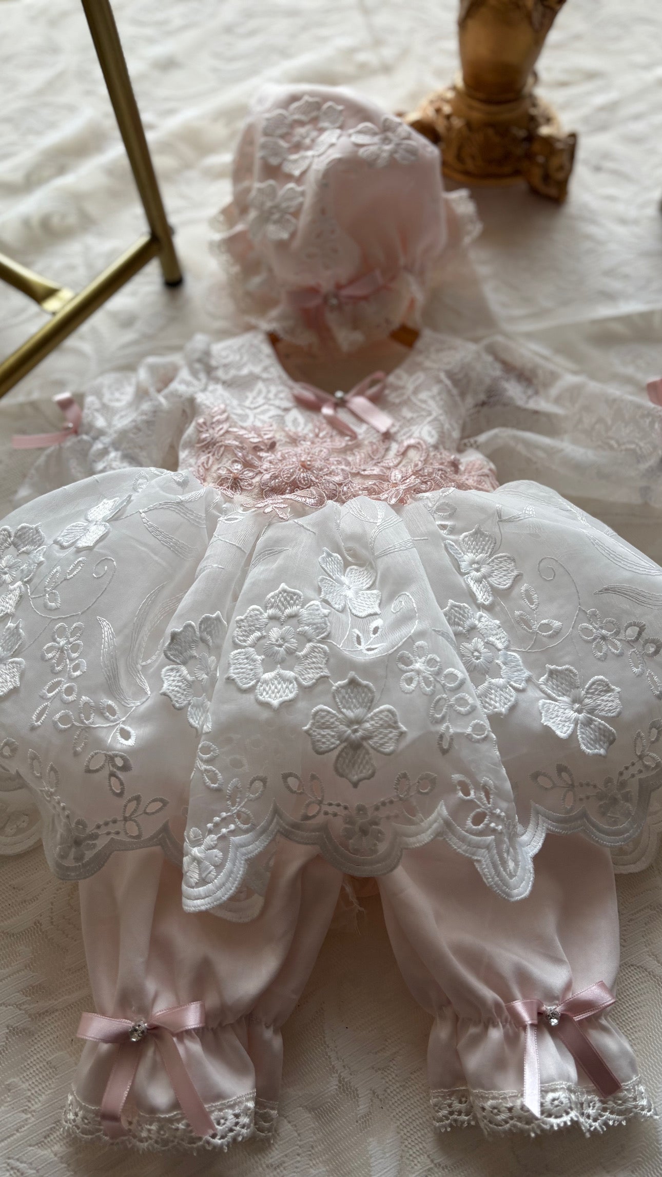 Baby jumpsuit and bonnet