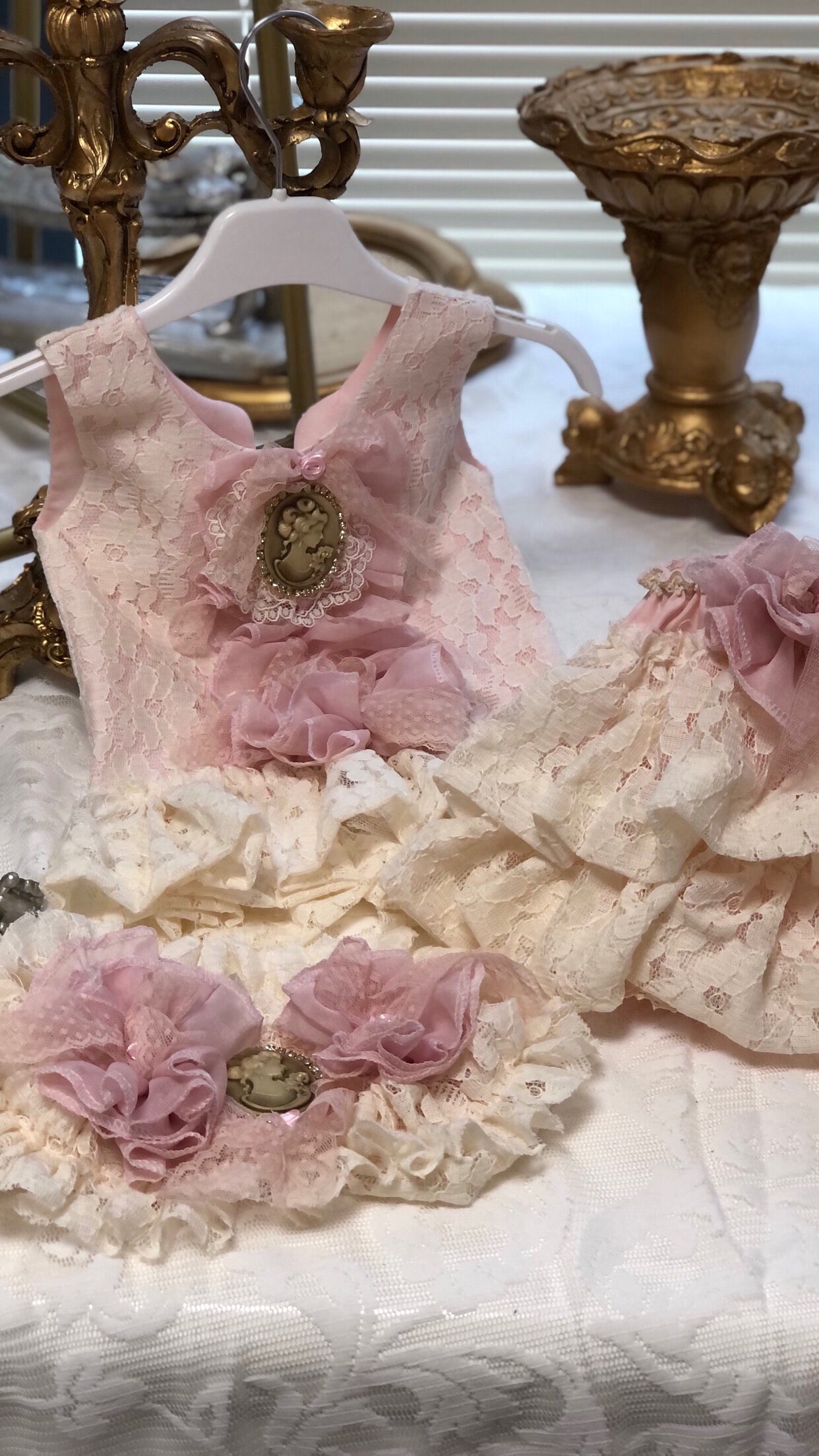 Cream lace two pieces outfit and hair band