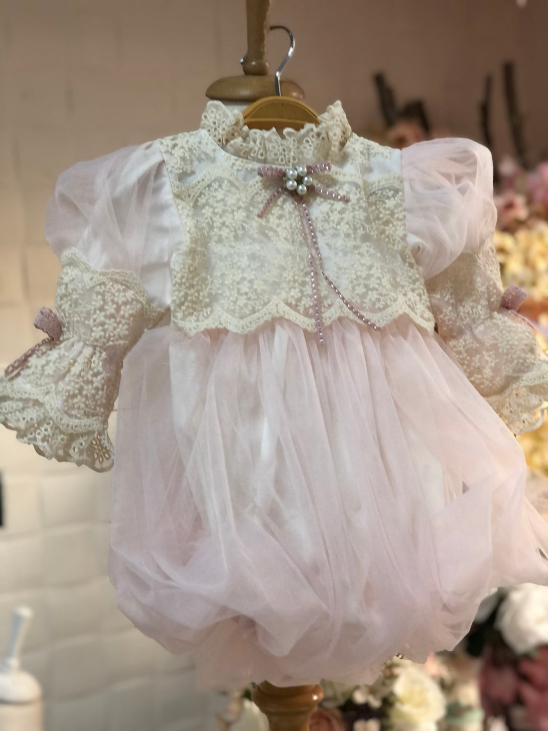 Cream lace coton fabric baby and girl vintage romper and bonnet