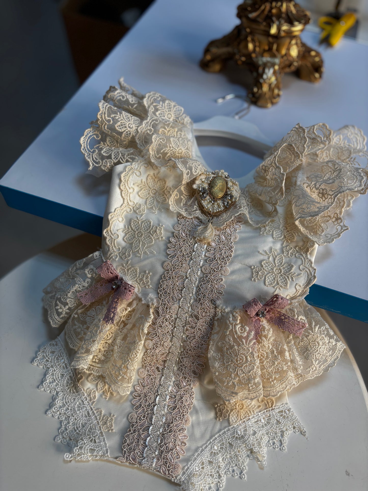 Cream coton lace fabric romper wholesale 6 pcs